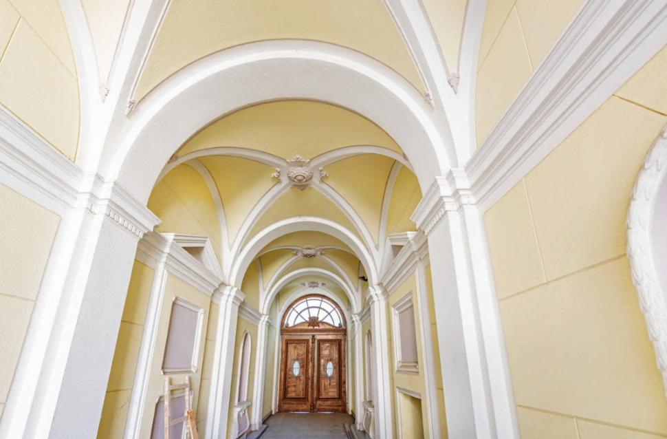 Se vinde o vilă care i-a aparținut lui Ceaușescu: Are 30 de camere și curte interioară. Cât costă casa de protocol 995703