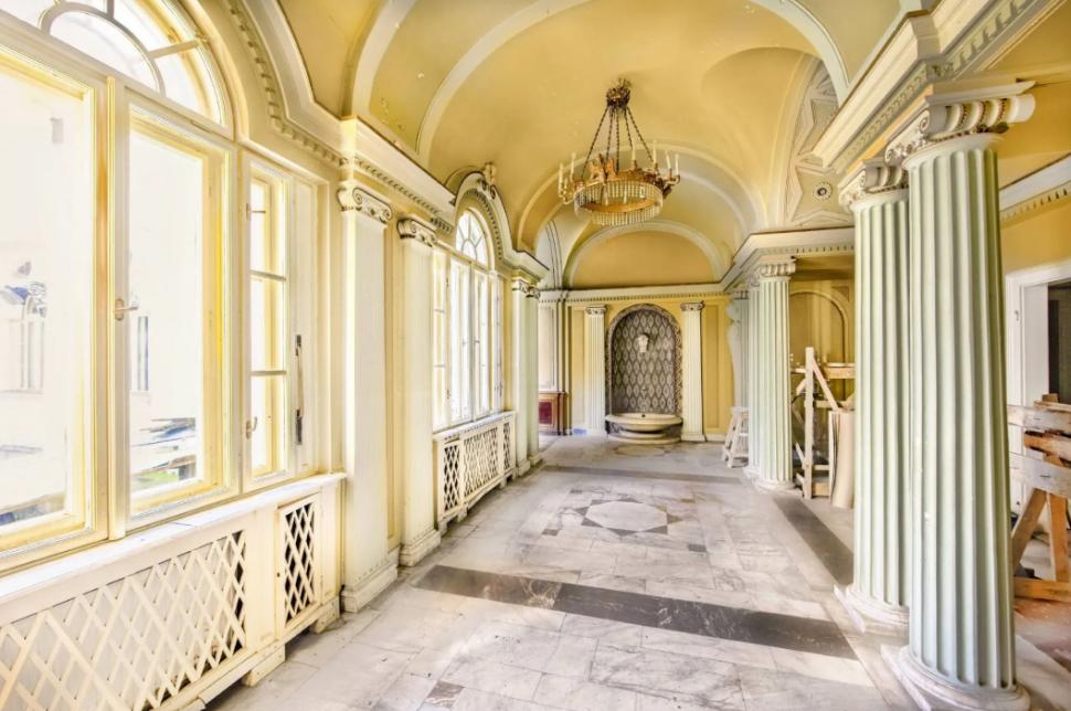 Se vinde o vilă care i-a aparținut lui Ceaușescu: Are 30 de camere și curte interioară. Cât costă casa de protocol 995708