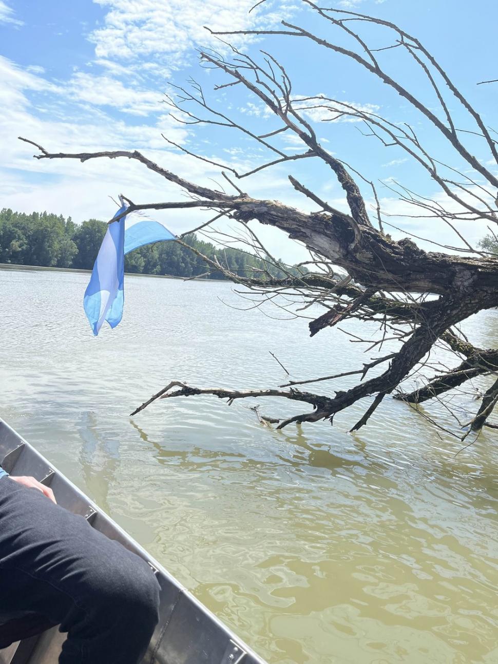 Un tânăr a găsit pe malul Dunării un teren nerevendicat și și-a făcut propria țară. Are steag, guvern, monedă și 400 de cetățeni 995717