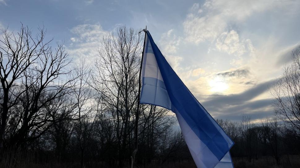 Un tânăr a găsit pe malul Dunării un teren nerevendicat și și-a făcut propria țară. Are steag, guvern, monedă și 400 de cetățeni 995719