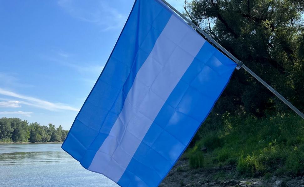 Un tânăr a găsit pe malul Dunării un teren nerevendicat și și-a făcut propria țară. Are steag, guvern, monedă și 400 de cetățeni 995720