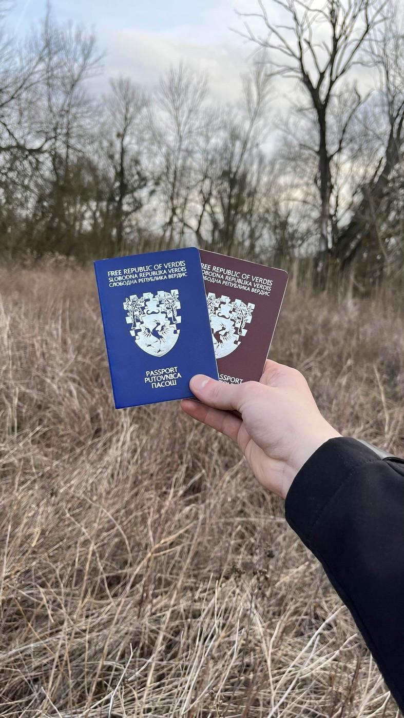 Un tânăr a găsit pe malul Dunării un teren nerevendicat și și-a făcut propria țară. Are steag, guvern, monedă și 400 de cetățeni 995722