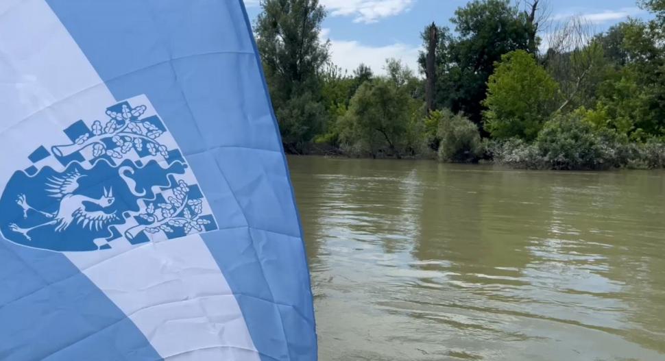 Un tânăr a găsit pe malul Dunării un teren nerevendicat și și-a făcut propria țară. Are steag, guvern, monedă și 400 de cetățeni 995724