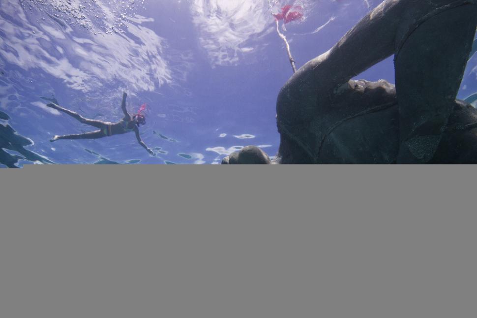 Cea mai mare sculptură subacvatică din lume: O fată de piatră care devine recif. Cei care văd poze cu „Ocean Atlas” cred că sunt false 996222