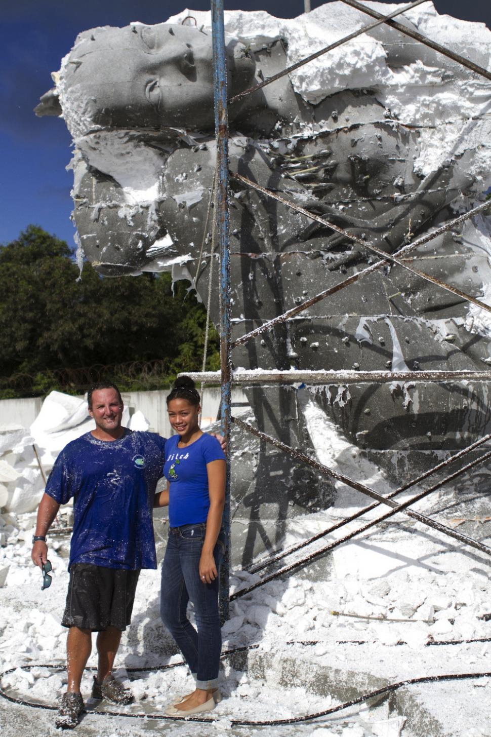 Cea mai mare sculptură subacvatică din lume: O fată de piatră care devine recif. Cei care văd poze cu „Ocean Atlas” cred că sunt false 996224