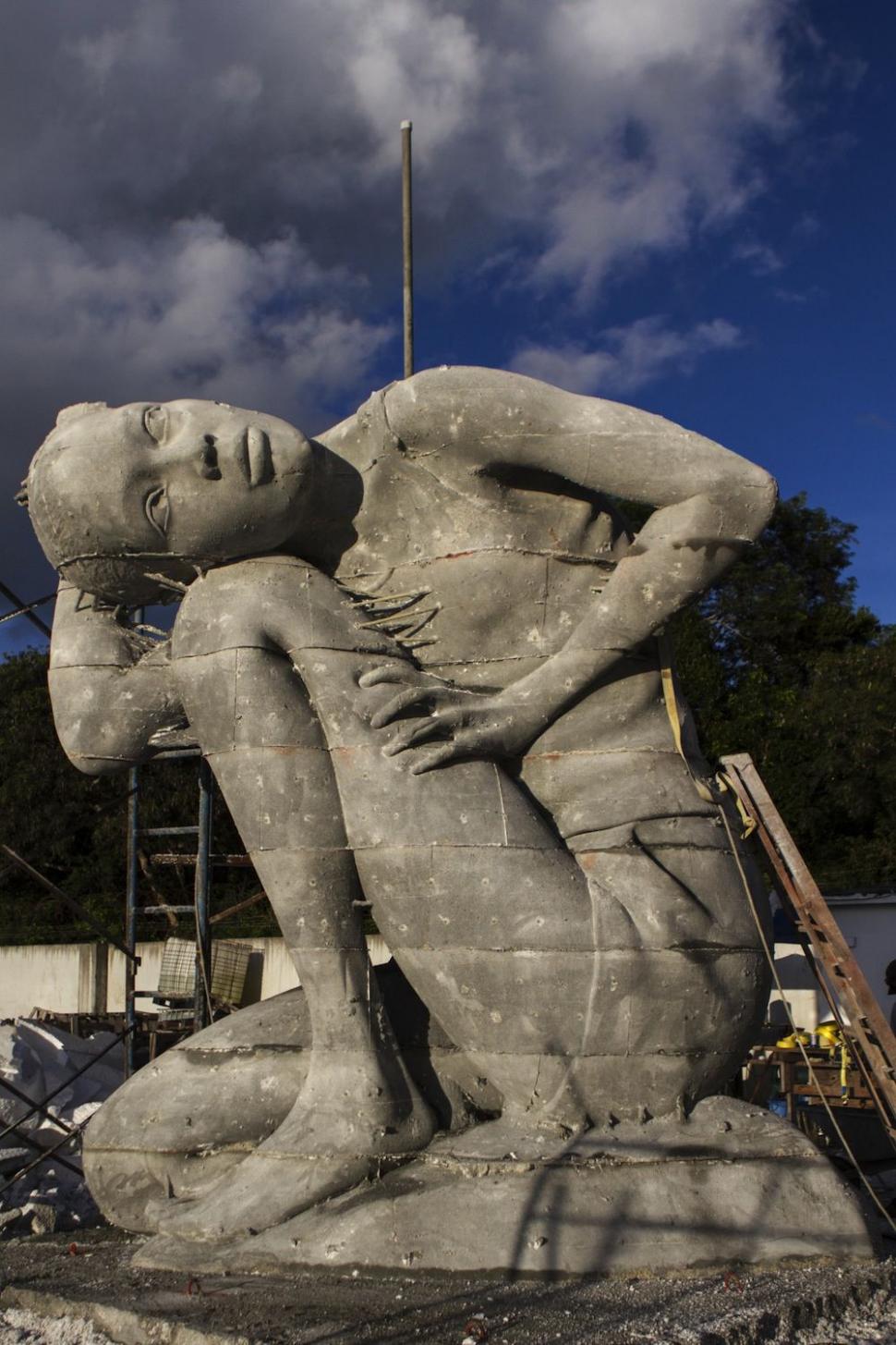 Cea mai mare sculptură subacvatică din lume: O fată de piatră care devine recif. Cei care văd poze cu „Ocean Atlas” cred că sunt false 996225