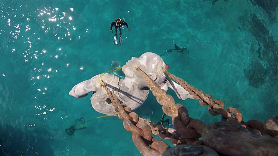 Cea mai mare sculptură subacvatică din lume: O fată de piatră care devine recif. Cei care văd poze cu „Ocean Atlas” cred că sunt false 996227