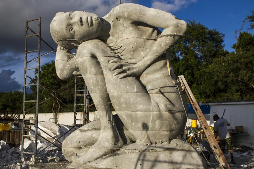 Cea mai mare sculptură subacvatică din lume: O fată de piatră care devine recif. Cei care văd poze cu „Ocean Atlas” cred că sunt false 996229