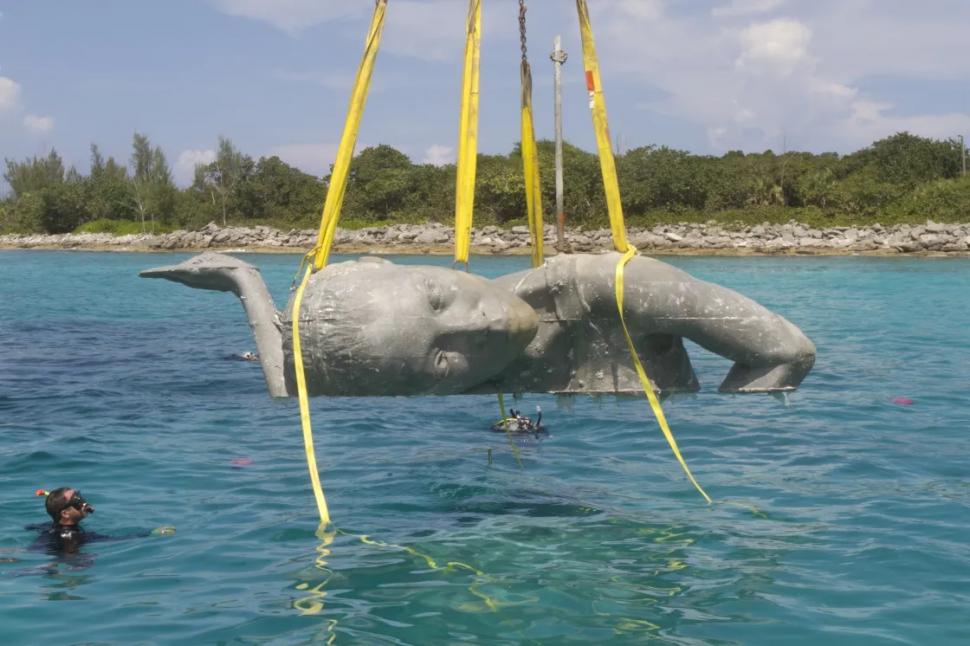 Cea mai mare sculptură subacvatică din lume: O fată de piatră care devine recif. Cei care văd poze cu „Ocean Atlas” cred că sunt false 996230