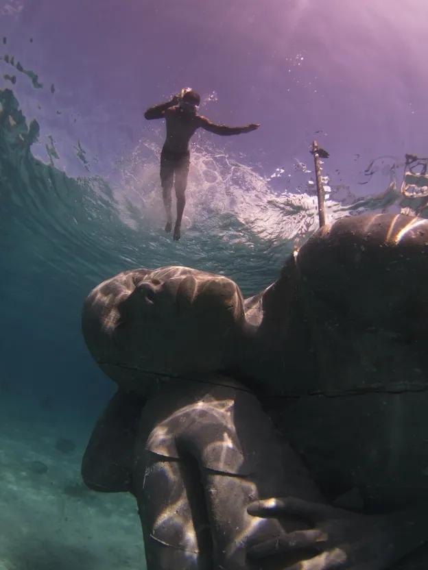 Cea mai mare sculptură subacvatică din lume: O fată de piatră care devine recif. Cei care văd poze cu „Ocean Atlas” cred că sunt false 996231