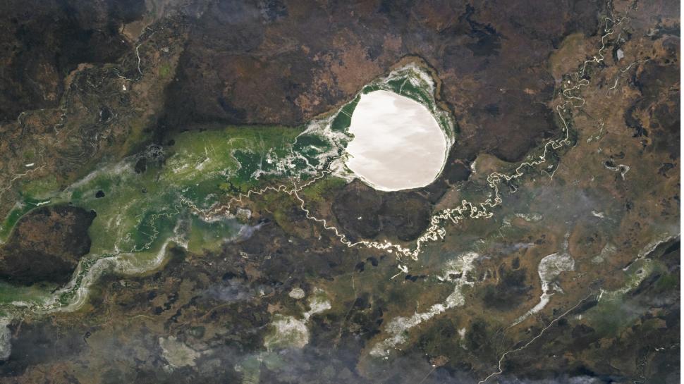 Descoperire inedită în Africa, făcută din satelit: Un fenomen rar a transformat un crater ciudat într-o „oglindă” argintie uriașă 996122