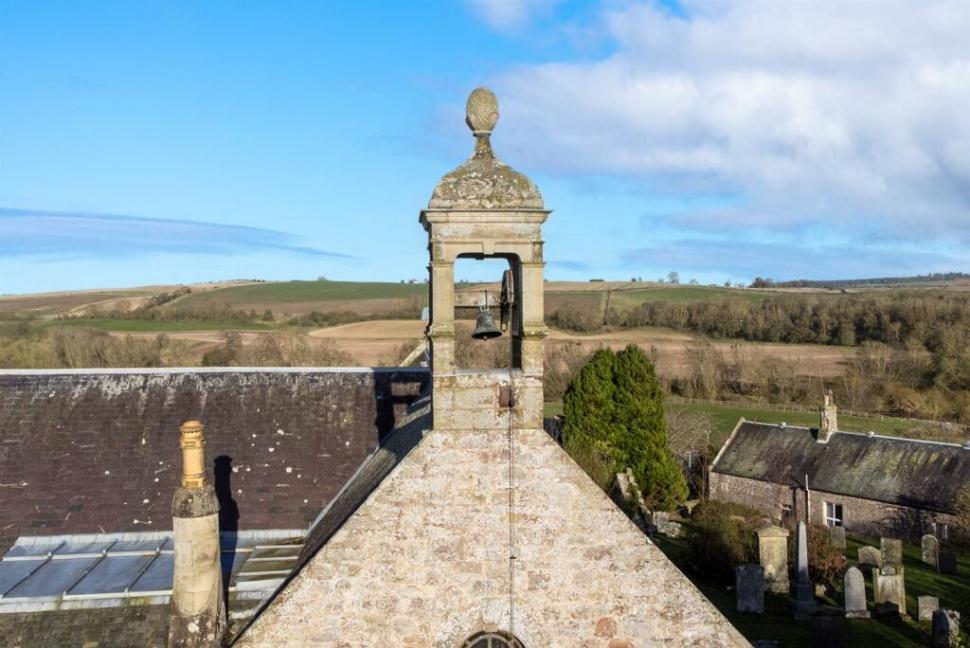 O biserică ce poate fi transformată în casă a fost scoasă la vânzare la prețul unui apartament, în Scoția. Un detaliu atrage atenția 996147