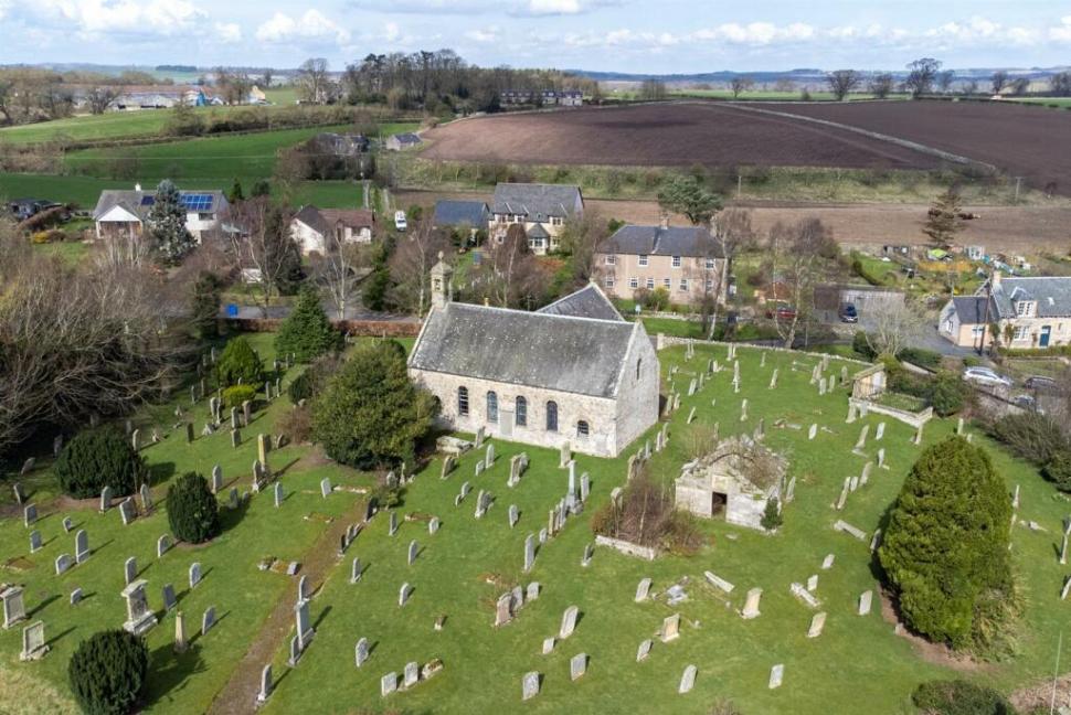 O biserică ce poate fi transformată în casă a fost scoasă la vânzare la prețul unui apartament, în Scoția. Un detaliu atrage atenția 996150