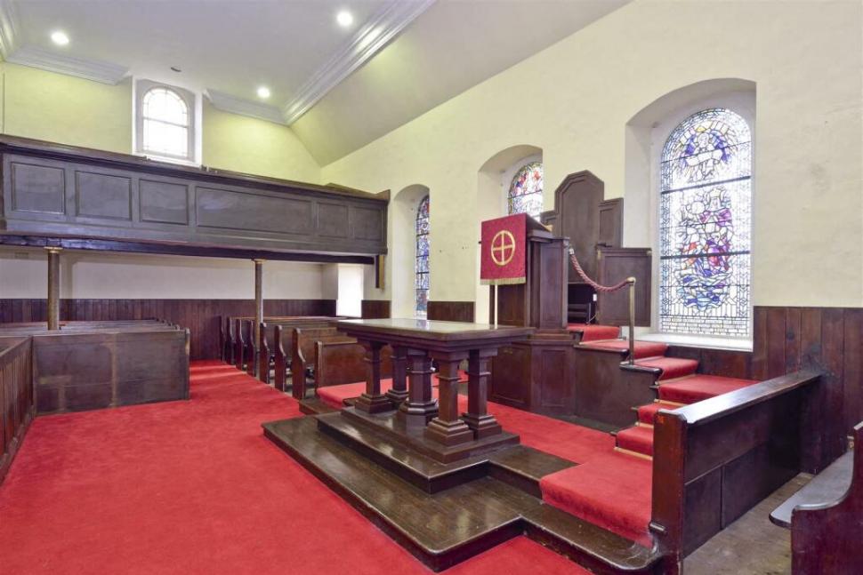 O biserică ce poate fi transformată în casă a fost scoasă la vânzare la prețul unui apartament, în Scoția. Un detaliu atrage atenția 996152