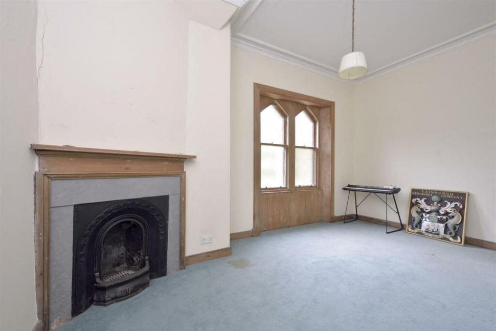 O biserică ce poate fi transformată în casă a fost scoasă la vânzare la prețul unui apartament, în Scoția. Un detaliu atrage atenția 996153