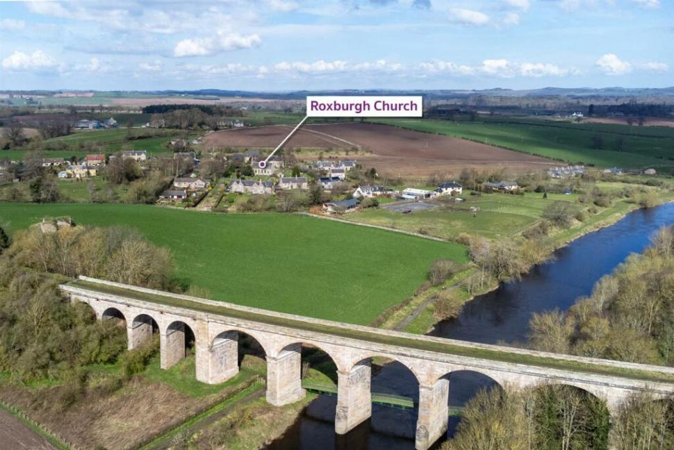 O biserică ce poate fi transformată în casă a fost scoasă la vânzare la prețul unui apartament, în Scoția. Un detaliu atrage atenția 996156