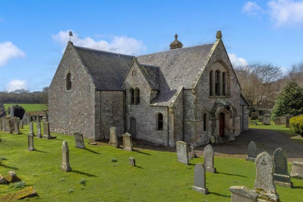 O biserică ce poate fi transformată în casă a fost scoasă la vânzare la prețul unui apartament, în Scoția. Un detaliu atrage atenția 996157