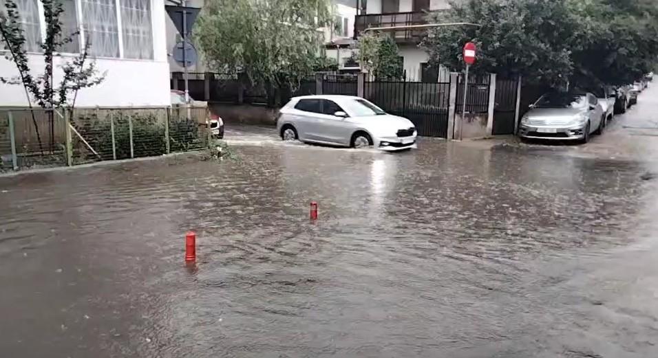 Cod roșu de furtună puternică la Iași. Mai mulți copaci au fost doborâți, opt mașini avariate și străzi inundate 996764