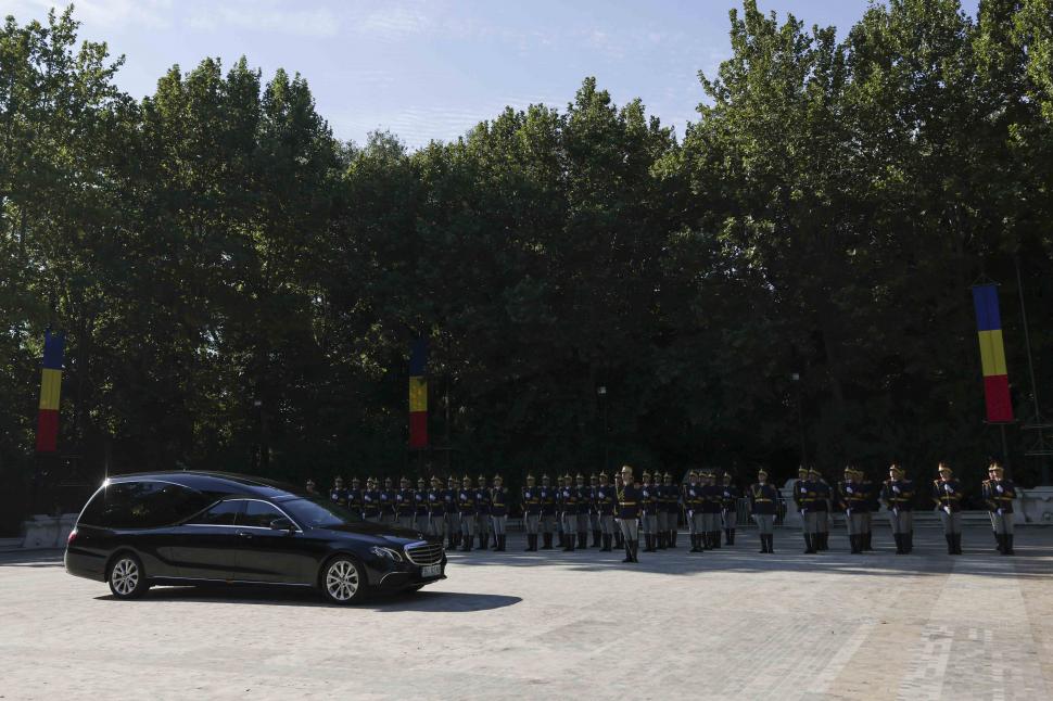 Imagini de la catafalcul lui Ion Iliescu. După 21 de ani, fostul președinte s-a întors la Cotroceni 996470