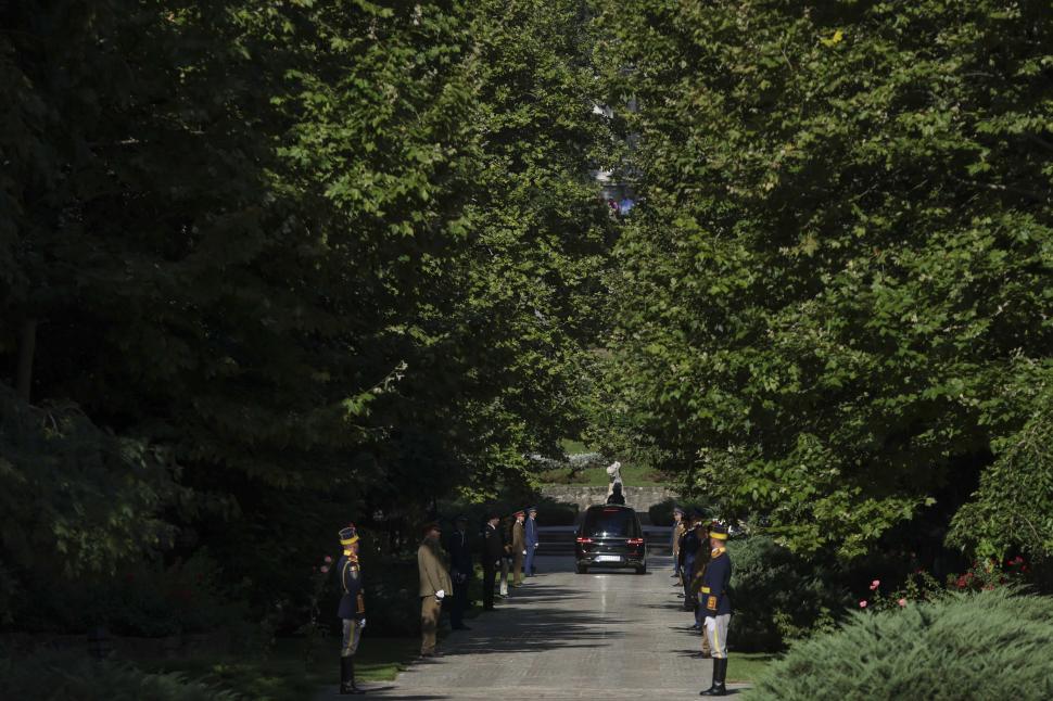 Imagini de la catafalcul lui Ion Iliescu. După 21 de ani, fostul președinte s-a întors la Cotroceni 996471