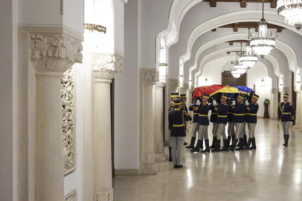 Imagini de la catafalcul lui Ion Iliescu. După 21 de ani, fostul președinte s-a întors la Cotroceni 996473