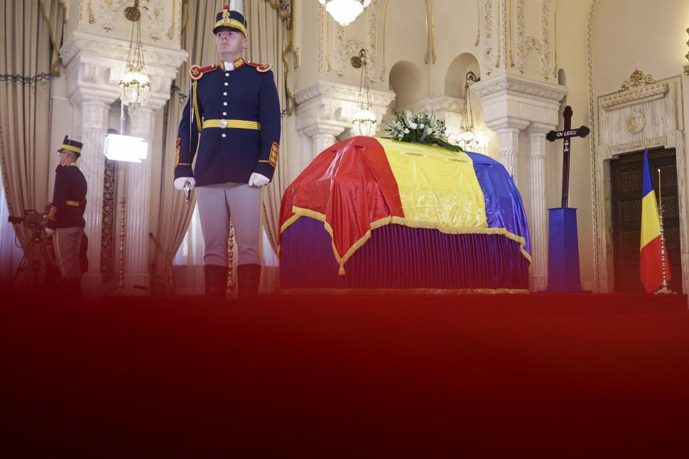 Imagini de la catafalcul lui Ion Iliescu. După 21 de ani, fostul președinte s-a întors la Cotroceni 996480