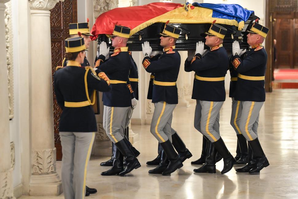 Imagini de la catafalcul lui Ion Iliescu. După 21 de ani, fostul președinte s-a întors la Cotroceni 996487