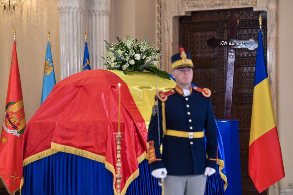 Imagini de la catafalcul lui Ion Iliescu. După 21 de ani, fostul președinte s-a întors la Cotroceni 996491
