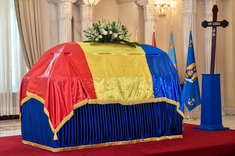 Imagini de la catafalcul lui Ion Iliescu. După 21 de ani, fostul președinte s-a întors la Cotroceni 996496