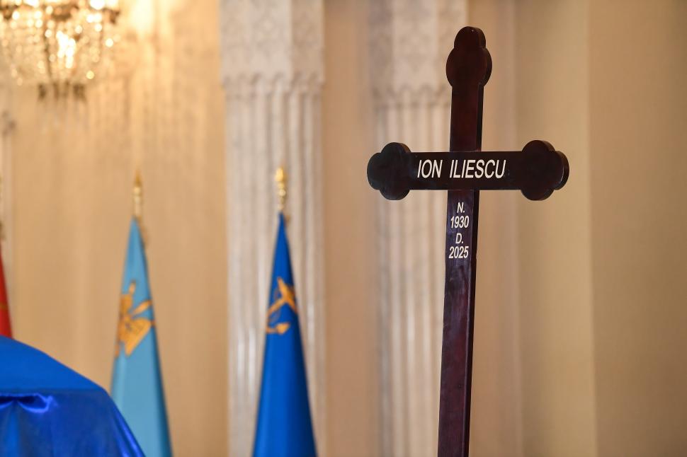 Imagini de la catafalcul lui Ion Iliescu. După 21 de ani, fostul președinte s-a întors la Cotroceni 996497