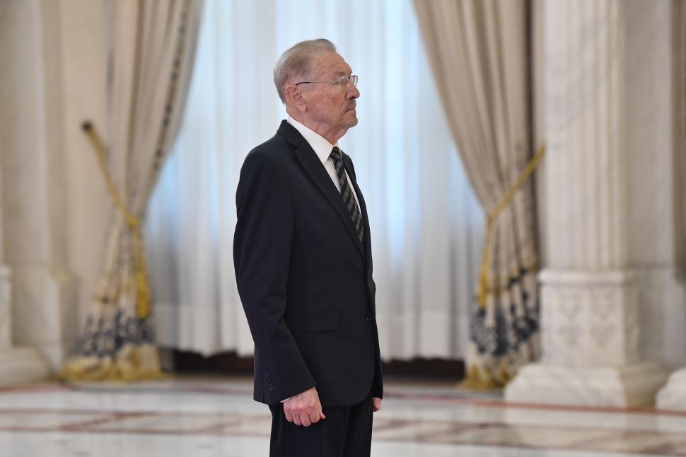 Imagini de la catafalcul lui Ion Iliescu. După 21 de ani, fostul președinte s-a întors la Cotroceni 996498