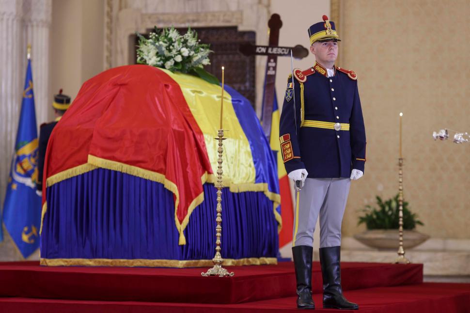 Imagini de la catafalcul lui Ion Iliescu. După 21 de ani, fostul președinte s-a întors la Cotroceni 996561