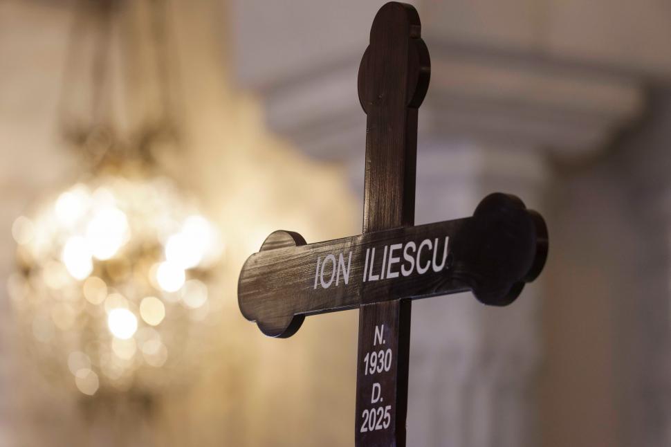 Imagini de la catafalcul lui Ion Iliescu. După 21 de ani, fostul președinte s-a întors la Cotroceni 996563