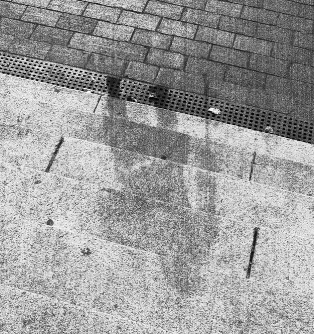 Explozia bombei atomice la Hiroshima a lăsat umbrele oamenilor imprimate pe trotuare și clădiri. Explicația fenomenului este uluitoare 996589