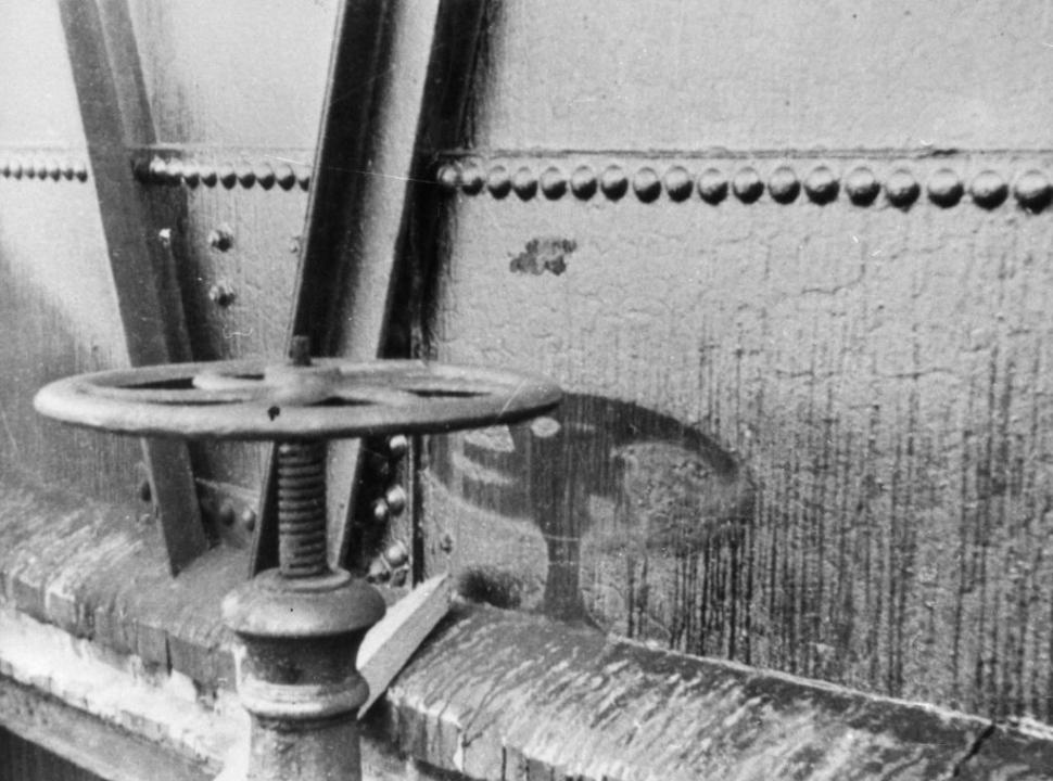 Explozia bombei atomice la Hiroshima a lăsat umbrele oamenilor imprimate pe trotuare și clădiri. Explicația fenomenului este uluitoare 996625