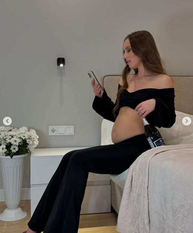 O vedetă de pe TikTok și-a rupt coloana vertebrală încercând provocarea cu stiletto a lui Nicki Minaj. Mariana născuse recent 996399