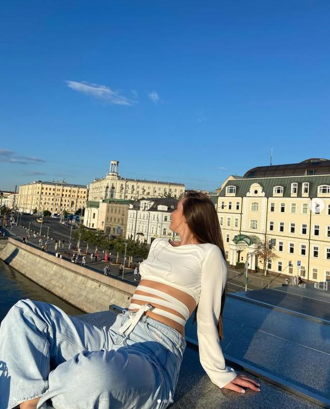 O vedetă de pe TikTok și-a rupt coloana vertebrală încercând provocarea cu stiletto a lui Nicki Minaj. Mariana născuse recent 996406