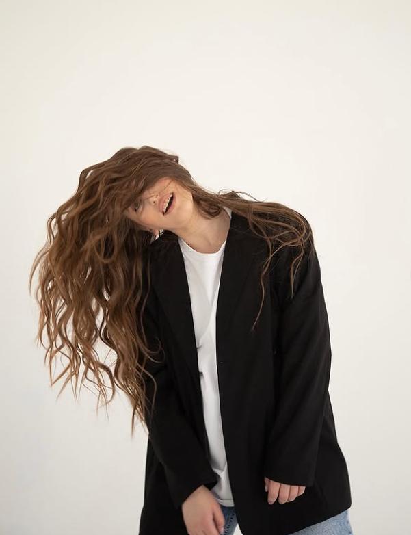 O vedetă de pe TikTok și-a rupt coloana vertebrală încercând provocarea cu stiletto a lui Nicki Minaj. Mariana născuse recent 996410