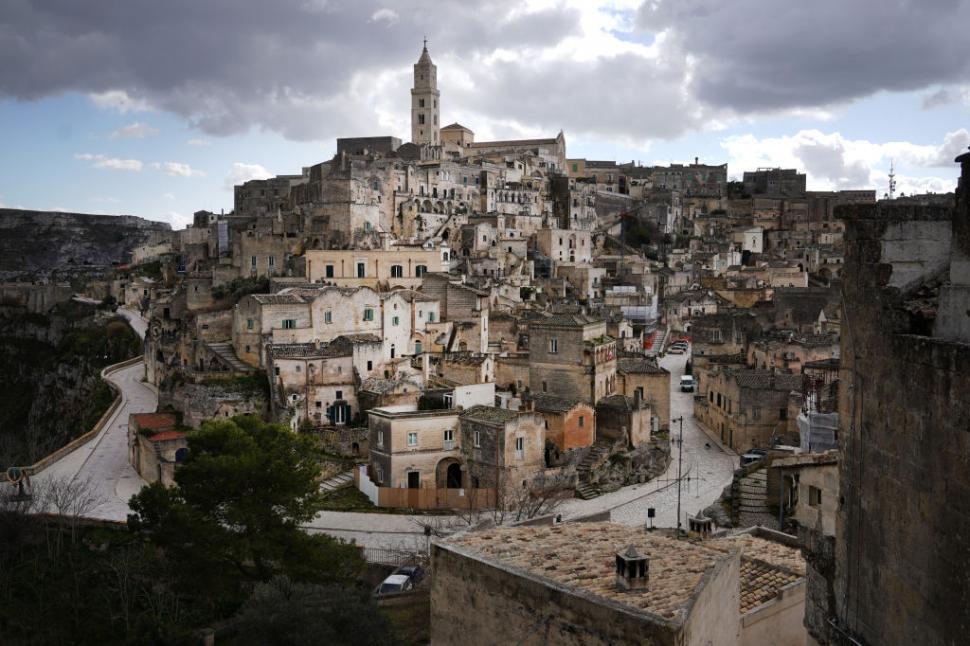 Singurul oraș din lume unde oamenii trăiesc în peșteri de 9.000 de ani este în Europa: Frumos ca Roma și Florența, dar fără aglomerație 996534