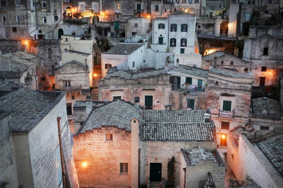 Singurul oraș din lume unde oamenii trăiesc în peșteri de 9.000 de ani este în Europa: Frumos ca Roma și Florența, dar fără aglomerație 996537