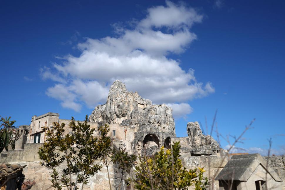 Singurul oraș din lume unde oamenii trăiesc în peșteri de 9.000 de ani este în Europa: Frumos ca Roma și Florența, dar fără aglomerație 996539