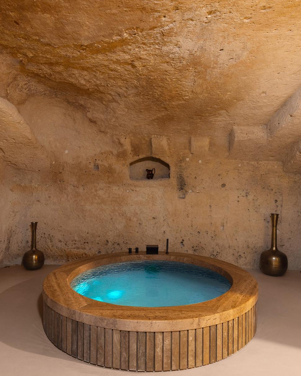 Singurul oraș din lume unde oamenii trăiesc în peșteri de 9.000 de ani este în Europa: Frumos ca Roma și Florența, dar fără aglomerație 996549