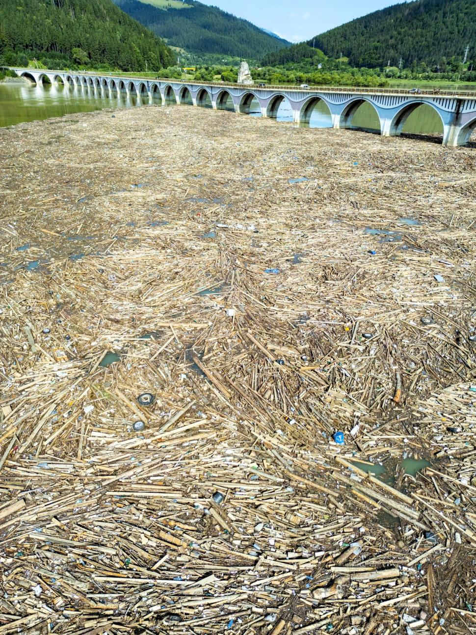 A început curăţarea Lacului Bicaz. Autorităţile au scos aproximativ 300 de metri cubi de deşeuri 997055