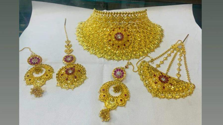 Jaf de 500.000 de lire sterline într-un oraş de lângă Londra: Trei hoţi au furat bijuterii de aur în timp ce proprietarii erau acasă 997165