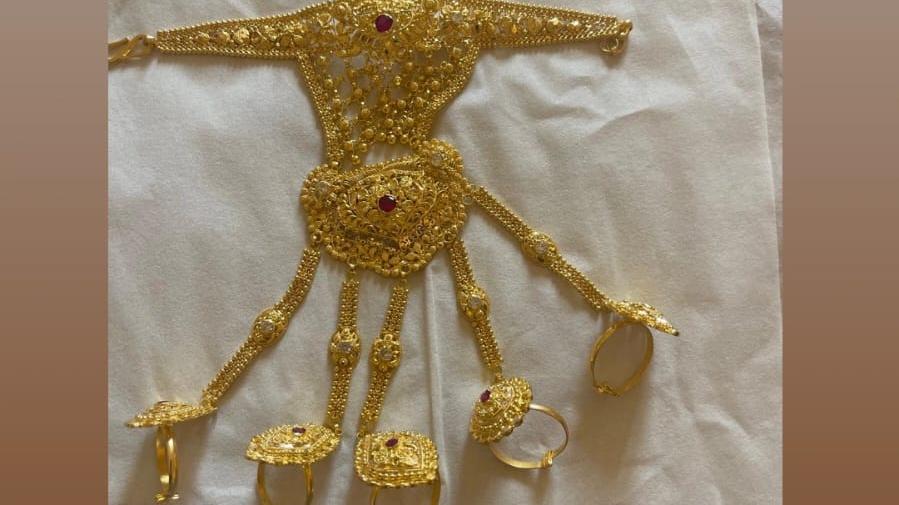 Jaf de 500.000 de lire sterline într-un oraş de lângă Londra: Trei hoţi au furat bijuterii de aur în timp ce proprietarii erau acasă 997166