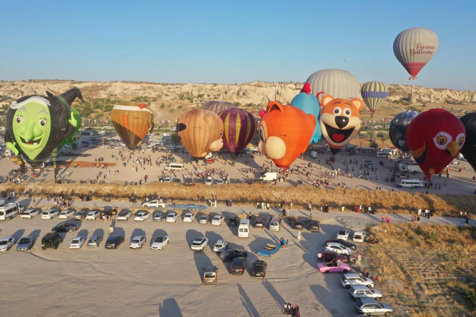 Spectacol inedit în Cappadocia: Zeci de baloane în formă de animale, mașini sau personaje jucăușe, colorează cerul pentru vizitatori 996926