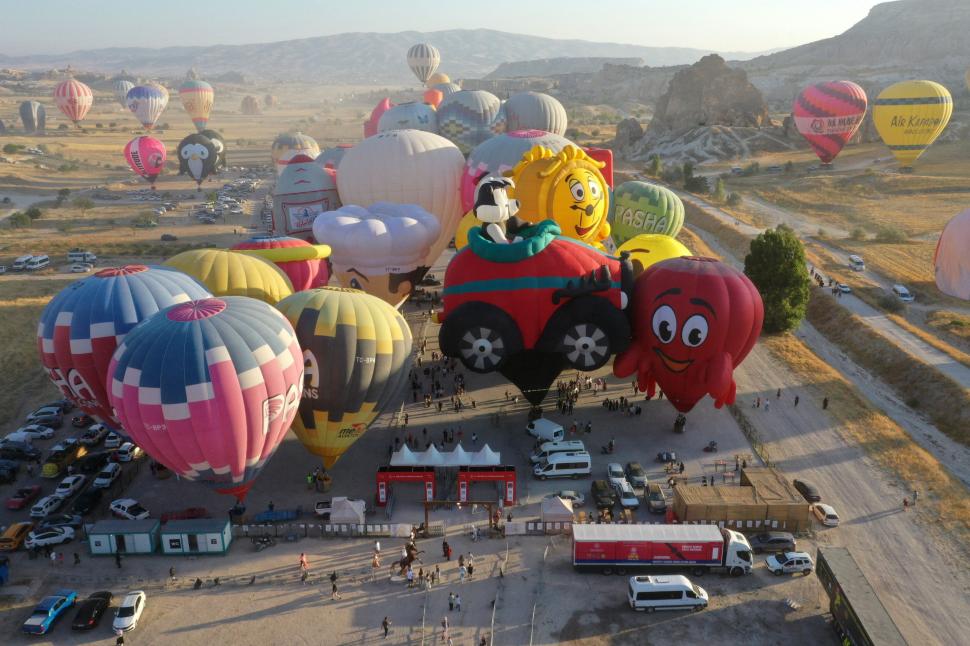 Spectacol inedit în Cappadocia: Zeci de baloane în formă de animale, mașini sau personaje jucăușe, colorează cerul pentru vizitatori 996927