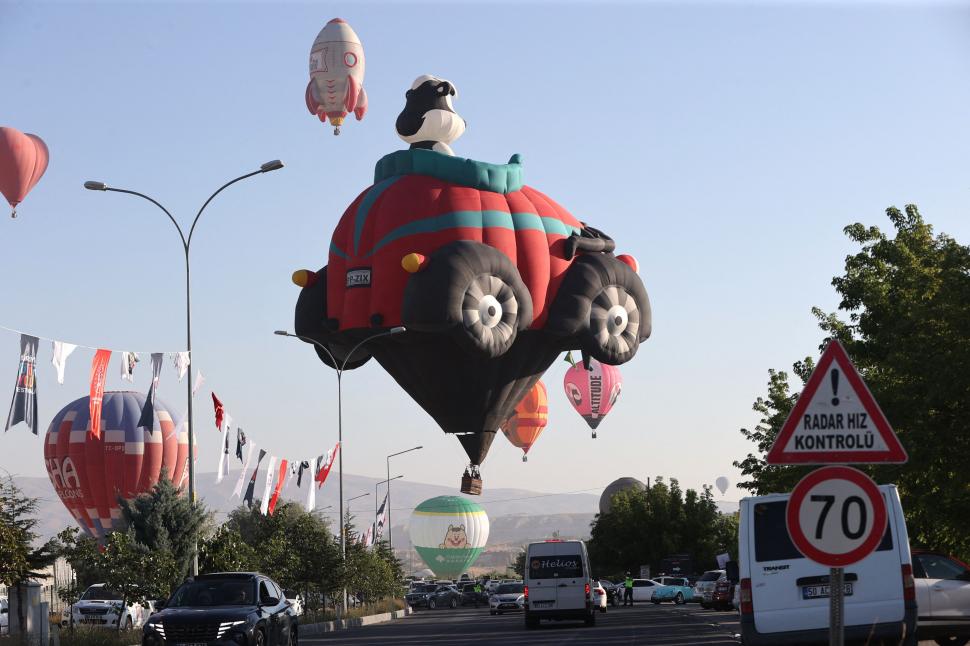 Spectacol inedit în Cappadocia: Zeci de baloane în formă de animale, mașini sau personaje jucăușe, colorează cerul pentru vizitatori 996928