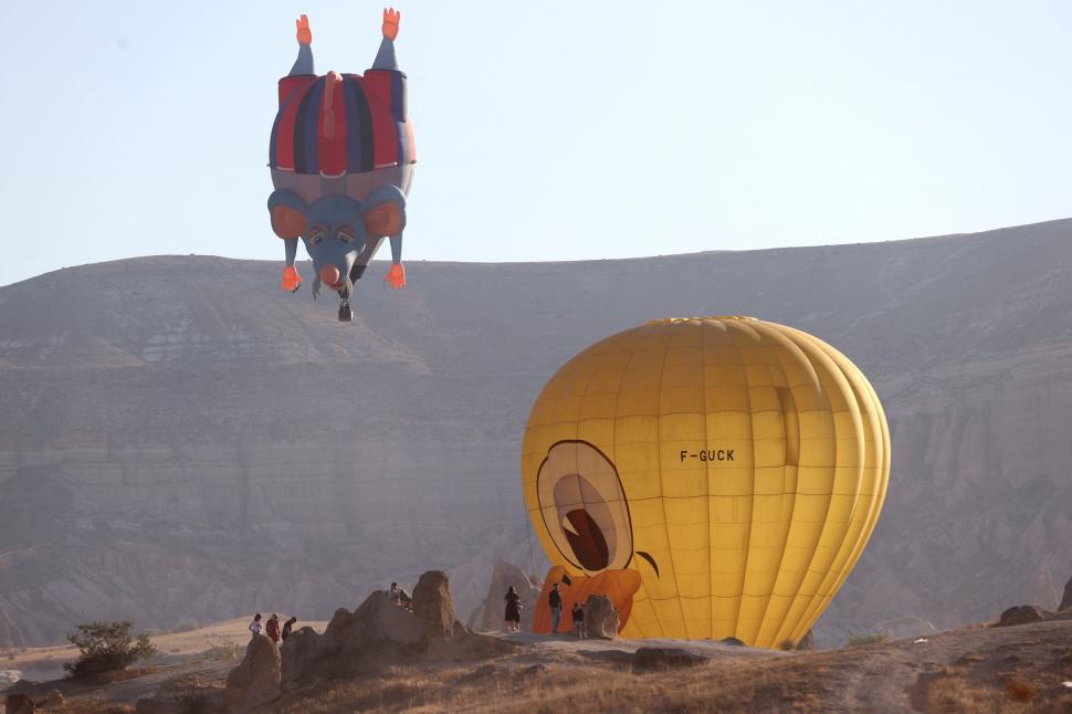 Spectacol inedit în Cappadocia: Zeci de baloane în formă de animale, mașini sau personaje jucăușe, colorează cerul pentru vizitatori 996929