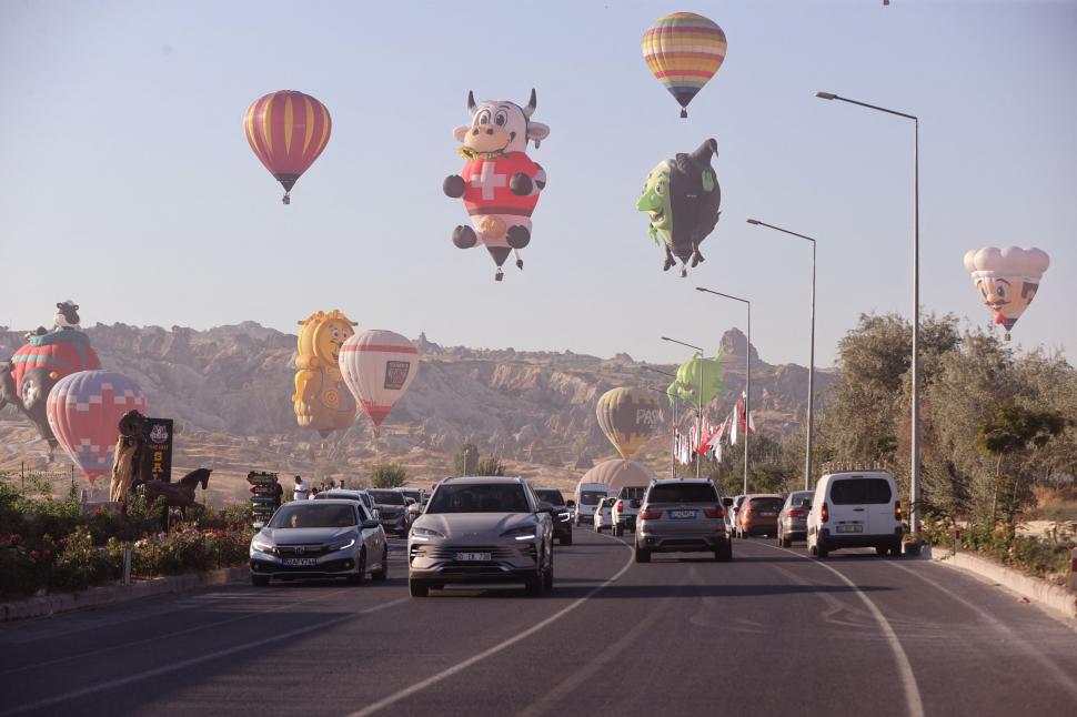Spectacol inedit în Cappadocia: Zeci de baloane în formă de animale, mașini sau personaje jucăușe, colorează cerul pentru vizitatori 996932